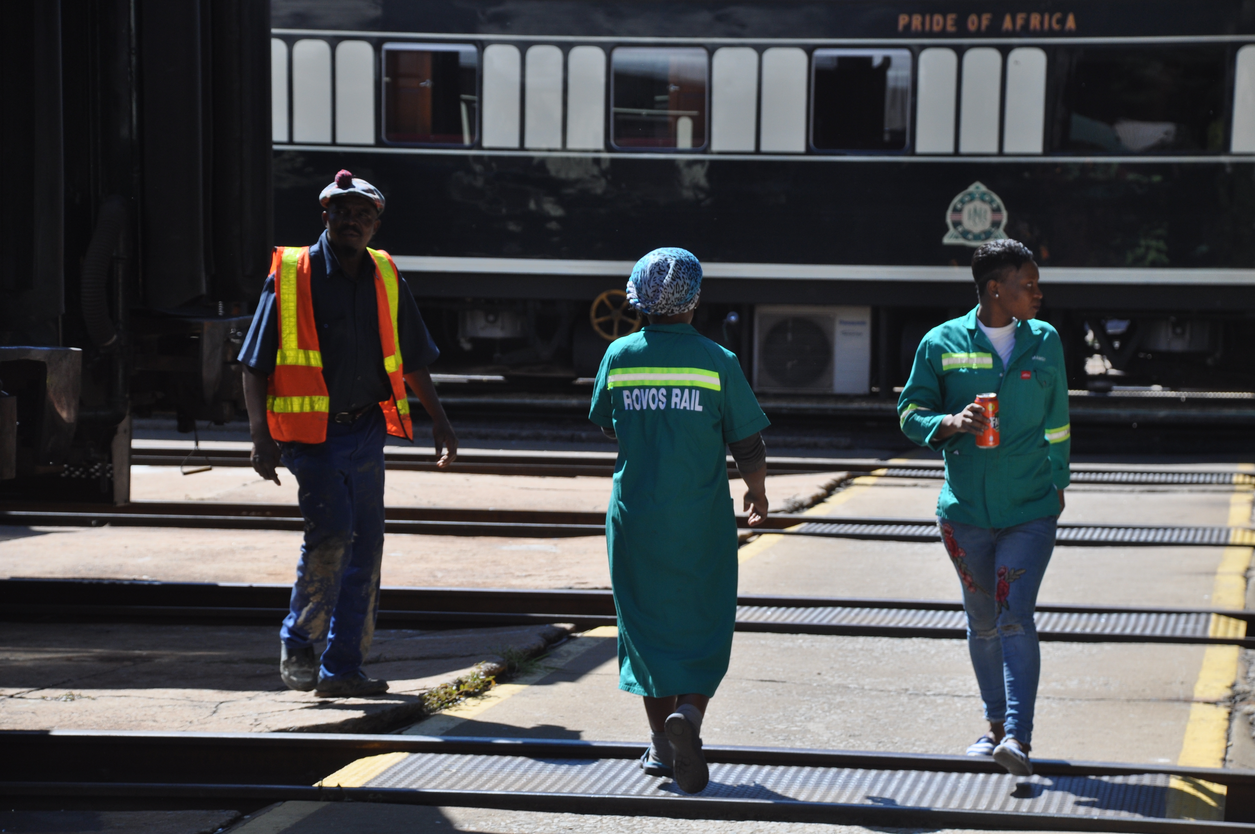 Rovos workers walk with trains - ANW.JPG